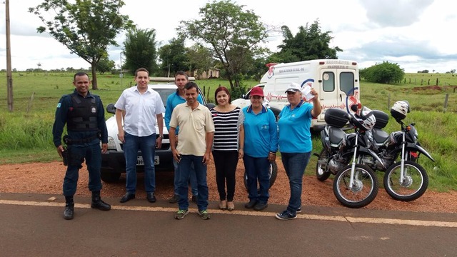 Ações do Dia de Luta Contra a Aids é realizado no Distrito Pana PM Vidal, Marcos (dentista), Adriever (ACS), a frente Roberto (motorista da ambulância), a de blusa listrada Helen Mattos (enfermeira coordenadora da ESF), crisntiany (ACS) e Marli (ACS). fotos Adriever