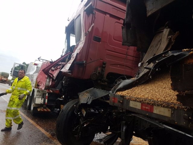 Caminhão com soja teve a frente danificada com o impacto (Foto: Anahi Gurgel)