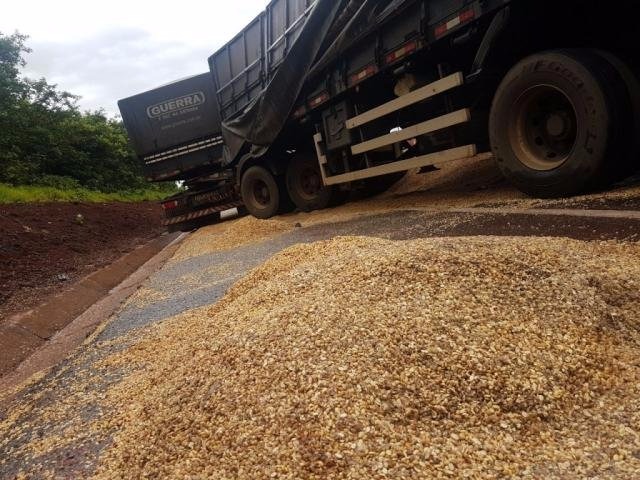 Com o impacto, reboque tombou, derrubando soja na rodovia (Foto: Anahi Gurgel)
