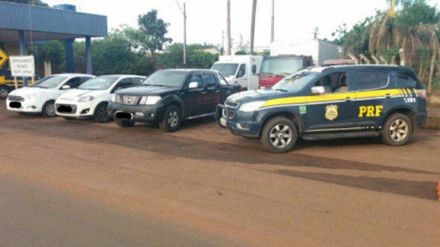 PRF prende comboio com três carros de quadrilha especializada em roubos de veículos PRF prende comboio com três carros de quadrilha especializada em roubos de veículos