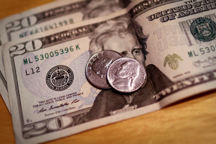 Dólar cai para R$ 5,37 e encerra semana com leve queda © REUTERS/Mike Segar/Diretos reservados