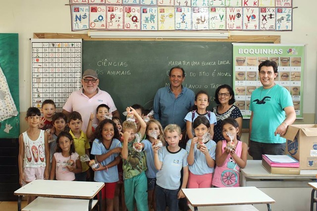 Nova Alvorada do Sul realiza entrega de Panetones para escolas municipais Alunos da rede municipal de ensino ganham panetones