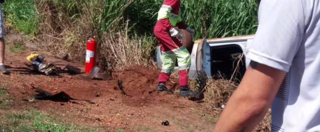 Colisão frontal entre veículo e carreta mata duas pessoas na BR-163