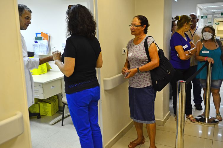 Lei prevê multa de até R$ 98 mil para fura-fila da vacina em SP © Rovena Rosa/Agência Brasil