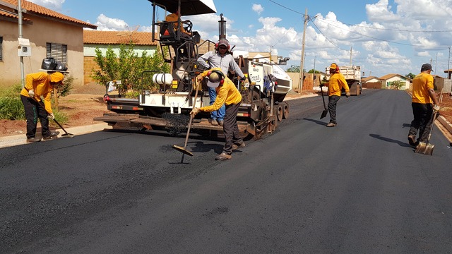 Loteamento indaiá II recebe pavimentação Asfáltica Equipe trabalhando a todo vapor na pavimentação asfálticas das primeiras ruas do loteamento indaiá. foto Leandro Paleari