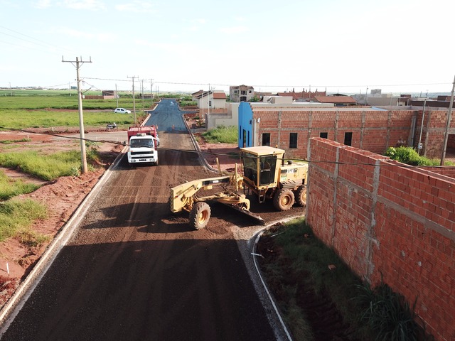 Loteamento indaiá II recebe pavimentação Asfáltica Maquinários fazendo preparação de base antes de receber a massa asfáltica. foto Leandro Paleari