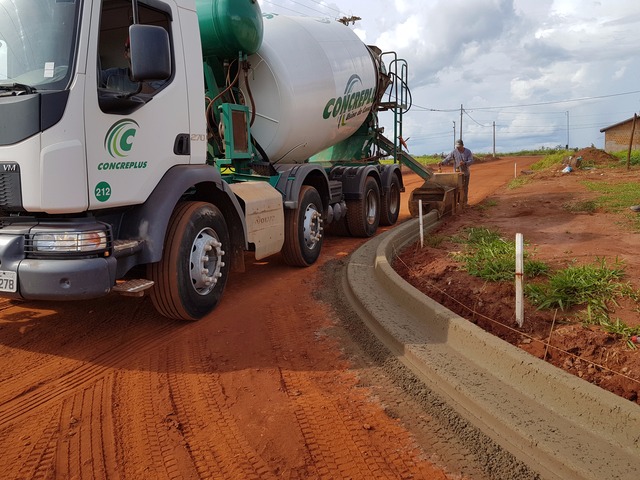 Loteamento indaiá II recebe pavimentação Asfáltica Guias e sarjetas sendo feitas em Contrato usinado. Foto Leandro Paleari