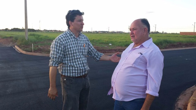 Loteamento indaiá II recebe pavimentação Asfáltica Jose Paulo Paleari dono do loteamento e o vereador Vanderlei Bueno. Fotos Leandro Medina