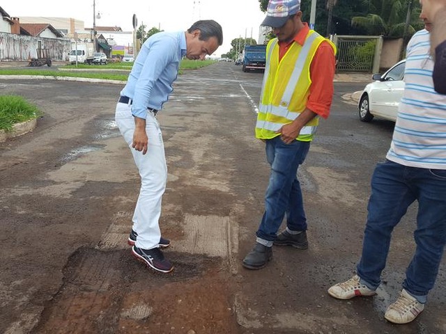Prefeito denuncia empreiteiros por 'pressão' durante licitação do tapa-buraco