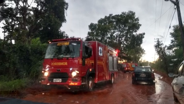 Correnteza arrasta veículos e causa engavetamento com três carros Correnteza arrasta veículos e causa engavetamento com três carros