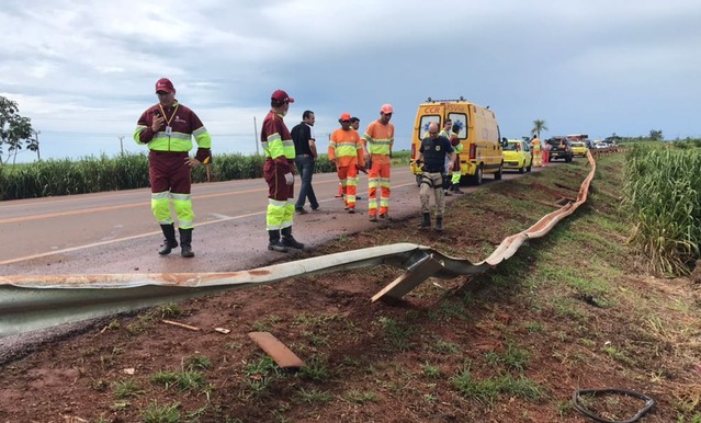 Motorista perde controle em curva e caminhão tomba na BR 163 em Nova Alvorada do Sul SAU Serviço de Atendimento ao Usuario