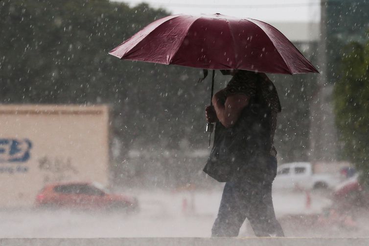 Domingo de carnaval terá chuva em grande parte do país © Marcello Casal JrAgência Brasil