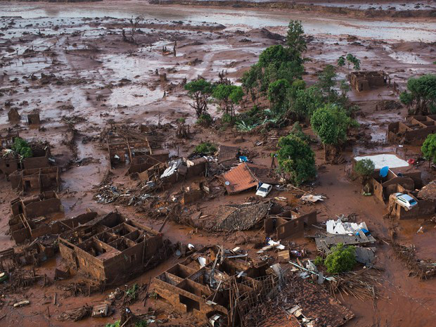 Distrito de Bento Rodrigues foi destruído por rejeitos de minério da Samarco (Foto: Felipe Dana/AP)