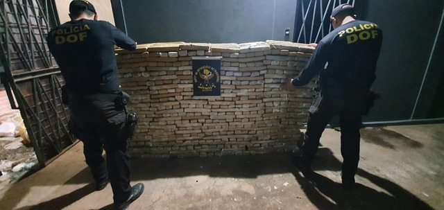 Camionete roubada e carregada com mais de uma tonelada de maconha foi recuperada pelo DOF durante a Operação Hórus Camionete roubada e carregada com mais de uma tonelada de maconha foi recuperada pelo DOF durante a Operação Hórus