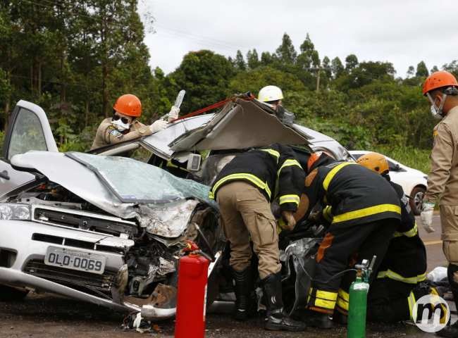 Colisão entre Pálio e ônibus na BR-163 deixa feridos graves e casal preso às ferragens Colisão entre Pálio e ônibus na BR-163 deixa feridos graves e casal preso às ferragens