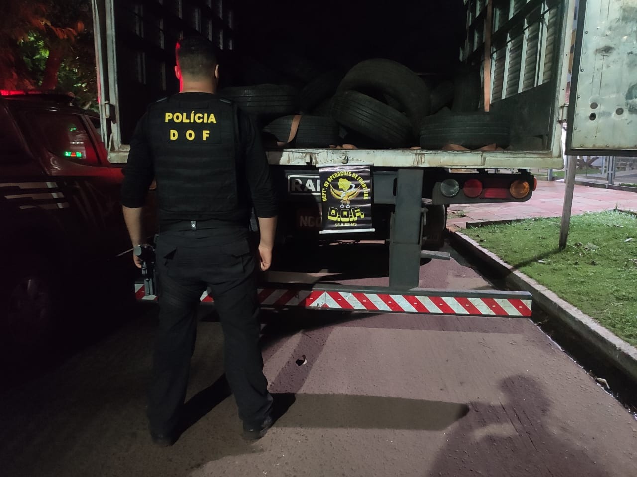 Carreta com carga de pneus contrabandeados do Paraguai foi apreendida pelo DOF durante a Operação Hórus Carreta com carga de pneus contrabandeados do Paraguai foi apreendida pelo DOF durante a Operação Hórus