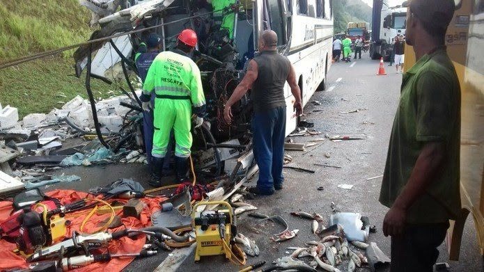 Motorista morre e 31 passageiros ficam feridos em acidente de ônibus