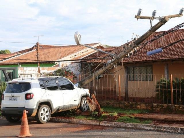 Testemunhas dizem que veículo seguia em alta velocidade, quando condutor perdeu o controle e atingiu poste. (Fotos: Marcos Ermínio)