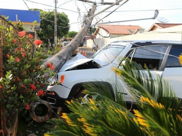 Colisão contra poste deixou casas sem energia elétrica e internet