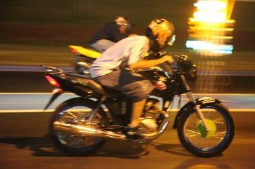 Sem habilitação jovem é detido após racha ser denunciado a Polícia em Nova Alvorada do Sul Motociclista disputando rachas, foto Divulgação