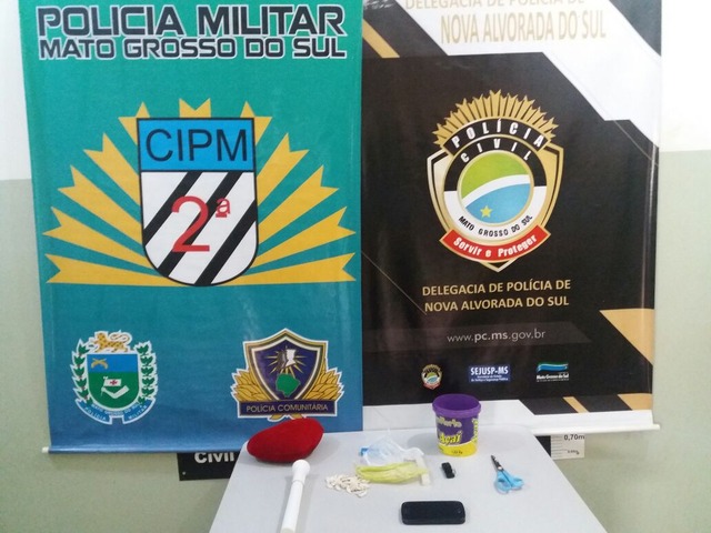 Polícia fecha boca de fumo da Alexandrona, no bairro Vacilio Dias em Nova Alvorada do Sul Papelotes de Cocaína, apreendidos na residencia da traficante alexandrona