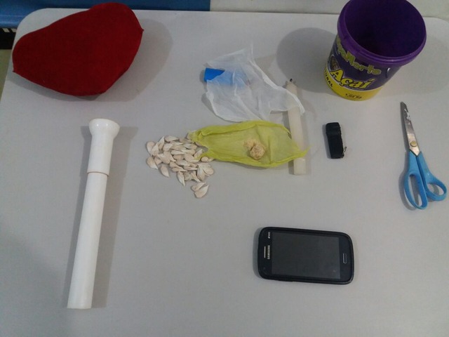 Polícia fecha boca de fumo da Alexandrona, no bairro Vacilio Dias em Nova Alvorada do Sul Papelotes de Cocaína, apreendidos na residencia da traficante alexandrona.