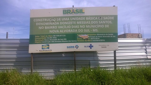 Prefeito Arlei visita UBS do Bairro Vacilio Dias que será inaugurada pela 2º vez Placa da obra comprova que aproximadamente quatro anos de espera para efetivamente atender a população. foto Leandro Medina