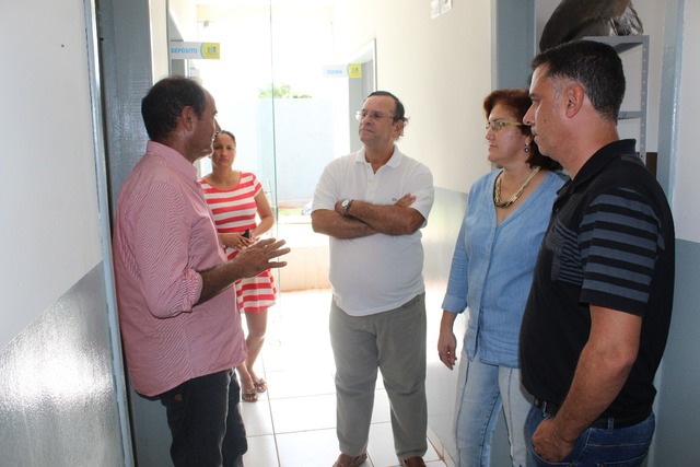 Prefeito Arlei visita UBS do Bairro Vacilio Dias que será inaugurada pela 2º vez Prefeito Arlei em visita a UBS, junto com Secretario de Saúde Eduardo Mendes e Vereadora Lourdes Pimentel. foto Assessoria
