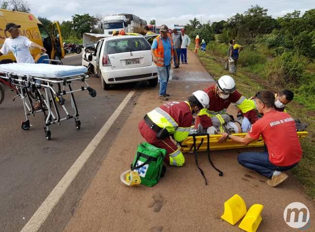 Colisão frontal de veículos na BR-163 deixa 3 feridos; um em estado grave Colisão frontal de veículos na BR-163 deixa 3 feridos; um em estado grave