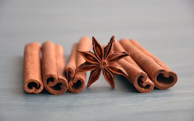 Veja como fazer um amuleto da sorte com canela e ervas