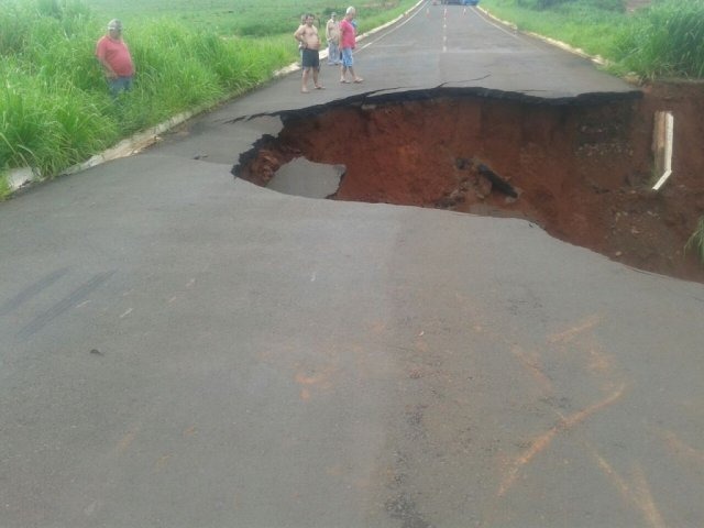 Estragos na pista faz mais uma rodovia ser totalmente interditada Estragos na pista faz mais uma rodovia ser totalmente interditada
