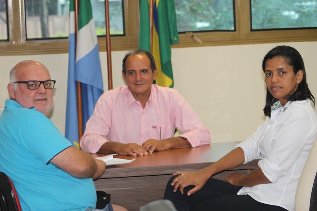 Nova Alvorada do Sul é o primeiro município do estado a aprovar o piso salarial dos professores de 2018 Prefeito Arlei Barbosa, Marizeth do SIMTED e o professor Paulo Puffy, secretário de educação. Foto Assessoria de Comunicação
