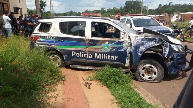 Durante perseguição, viatura da PM bate de frente com carro e três ficam feridos Durante perseguição, viatura da PM bate de frente com carro e três ficam feridos