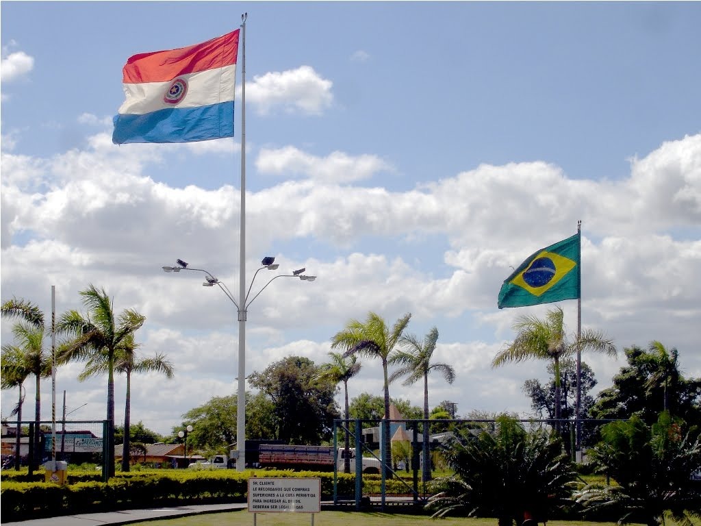 Vista das bandeiras na fronteira seca entre Brasil e Paraguai. Foto Divulgação