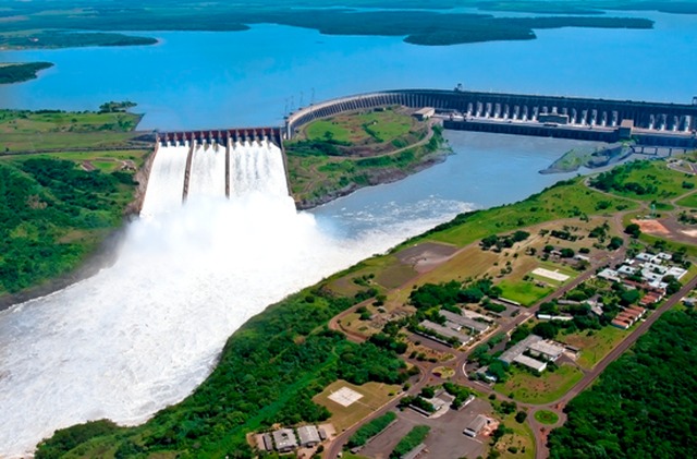 A Usina Hidrelétrica de Itaipu é uma usina hidrelétrica binacional localizada no Rio Paraná, na fronteira entre o Brasil e o Paraguai.