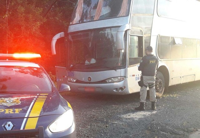 Ônibus clandestino que transportava grupo para julgamento do recurso de Lula em Porto Alegre (Foto: Divulgação/PRF)