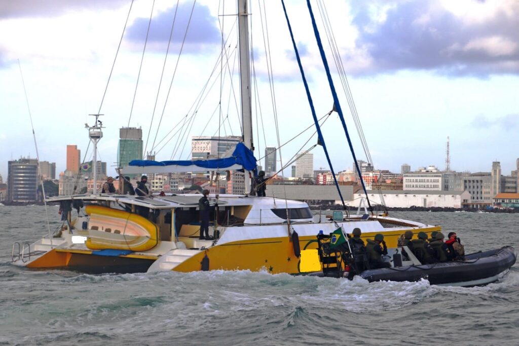 Polícia Federal e Marinha do Brasil trazem até a costa de Permambuco veleiro interceptado com drogas no mar territorial brasileiro