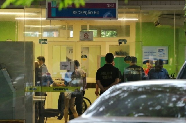 Policias e agentes da CGU na recepção do Hospital Universitário (Foto: André Bittar)