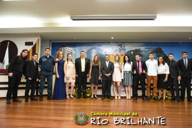 Parlamento Jovem toma posse na Câmara de Rio Brilhante Vereadores e autoridades posam pra foto com vereadores jovens