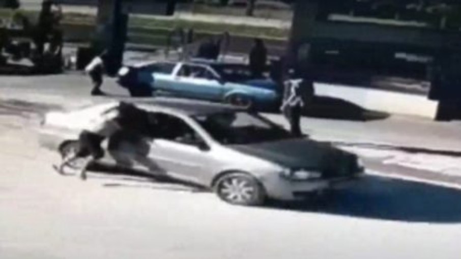 Mulher grávida é arrastada por carro após discussão com o marido