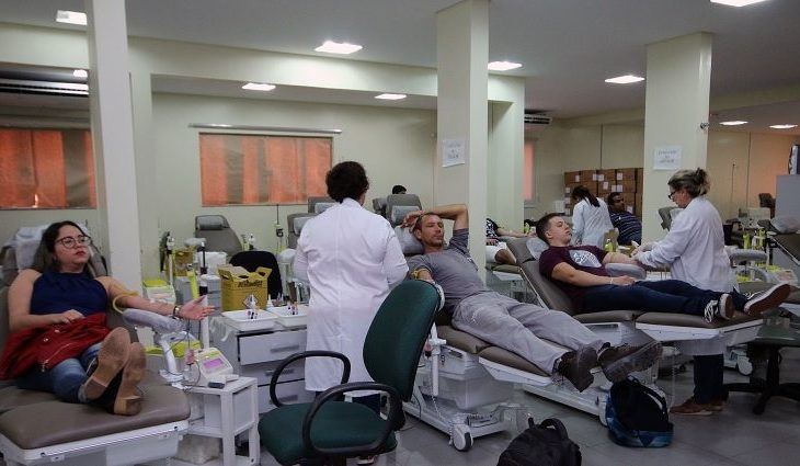 Período para doar sangue após receber vacina da Covid-19 varia entre dois a sete dias