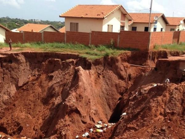 Erosões em Naviraí deixam 22 famílias desabrigadas Divulgação