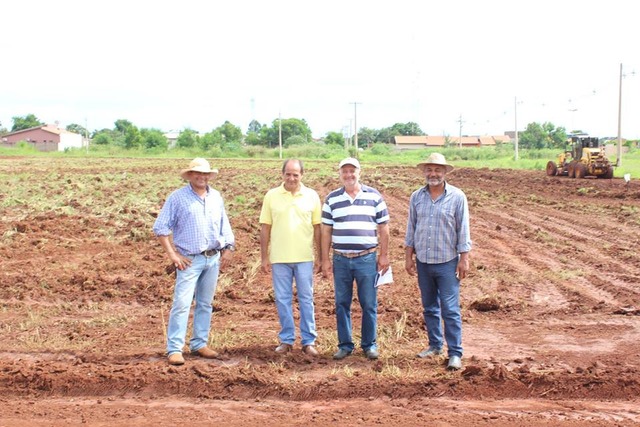 Prefeito Arlei Barbosa acompanha obras do parque Nelson Tereré