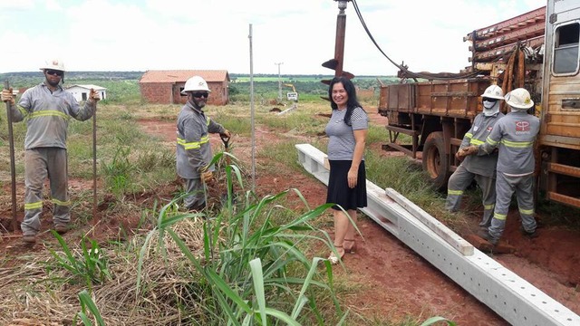 Vereadora Jane Barrios acompanha início da implantação da rede elétrica no Bairro Élio Fernando Nogueira de Araújo
