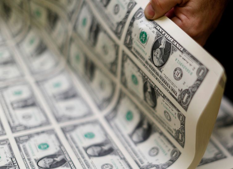 Dólar ultrapassa R$ 5,40 em volta de feriado de carnaval © REUTERS/Gary Cameron//Direitos reservados