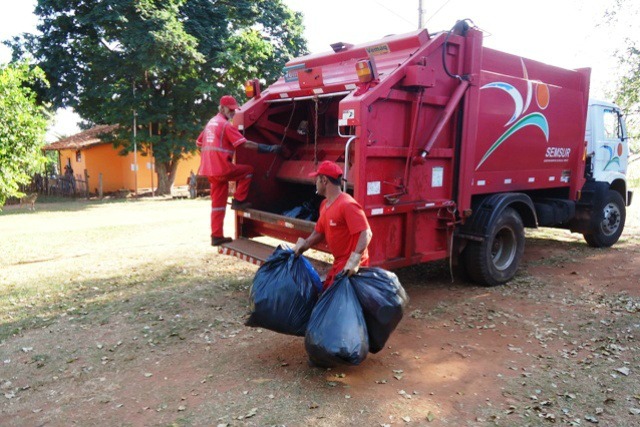 Caminhão próprio da prefeitura coletando lixo, Foto. Arquivo