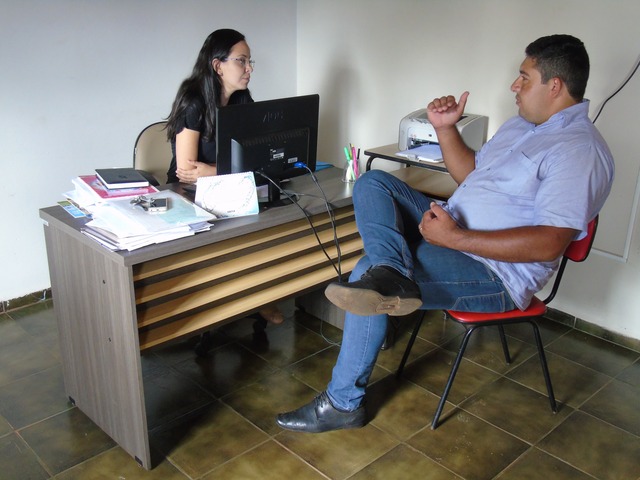 Advogada Coordenadora do CREAS, Mayara Martins, apresentando o CREAS para o Vereador Israel Gomes (PSD). foto Leandro Medina