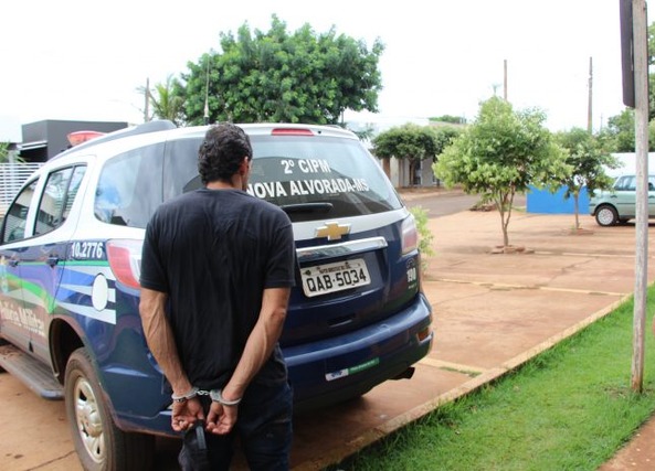 Motorista sendo conduzindo a Delegacia de Policia Civil, Foto: Rone Cezar Leal