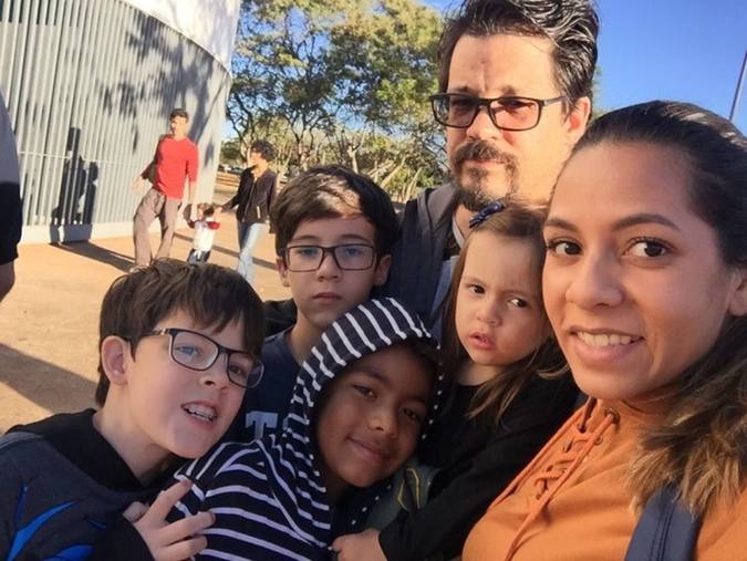 Lucas e Nicolas (de óculos) não escaparam da herança genética: miopia, como o pai, Márcio. (foto: Arquivo Pessoal)