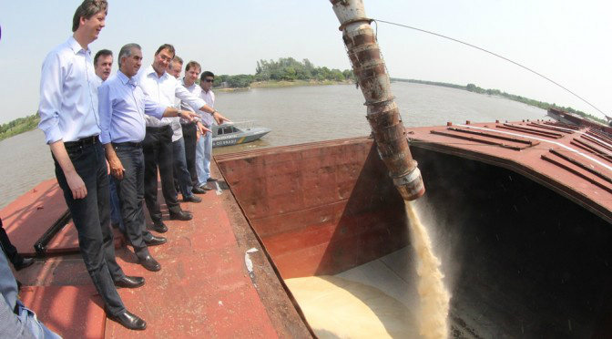 DESENVOLVIMENTO Comitiva Governamental acompanhando embarque de grãos